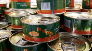 В «Пятерочке» обнаружили красную икру, кишащую паразитами: названа марка