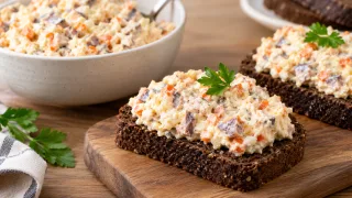 Беру 2 селедки и плавленый сыр: мировая закуска вкуснее колбасы — нежно и просто