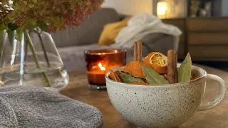 Смешиваю апельсиновые корки с лаврушкой и корицей — и дома теперь всегда пахнет праздником