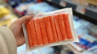 Производители крабовых палочек молчат: всего 1 слово на упаковке выдает дешёвую подделку, которую опасно подавать на Новый год