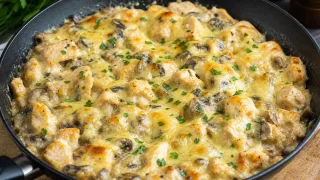 Как приготовить домашний жульен на сковороде: быстрый рецепт с сочной курицей и нежным сыром