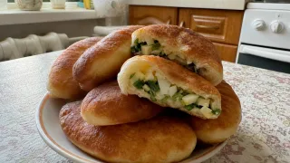 Ложку в руки — и на сковороду: ленивые пирожки с луком и яйцом за 15 минут