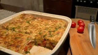 Сочный, чесночный и с корочкой: идеальный творожный пирог из лаваша с томатами