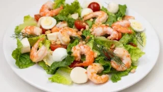 Креветки с салатом