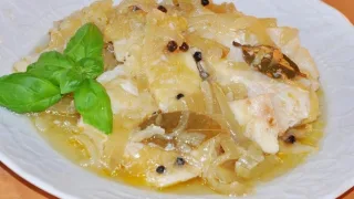 Макрель, тушенная в луковом соусе
