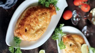 Пироги с окунем и овощами