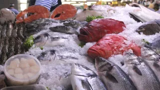Розничные цены на мороженую рыбу пошли вниз в след за оптовыми