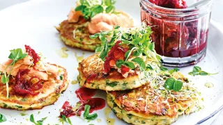 Драники с лососем и маринованным луком
