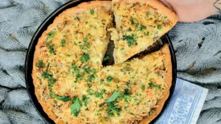 КиШ с сайрой и соусом бешамель