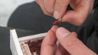 Как лучше насадить мотыля на мормышку