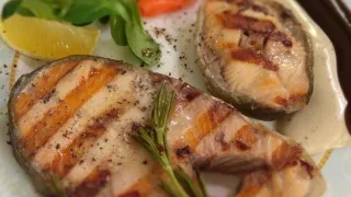 Сом под соусом из базилика