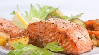 Стейк из лосося с картофелем
