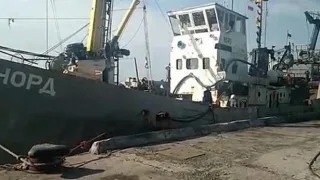 Ракетный крейсер украины крушит рыбный промысел