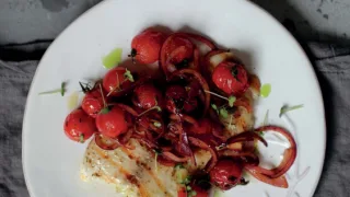 Тилапия на гриле с черри и красным луком
