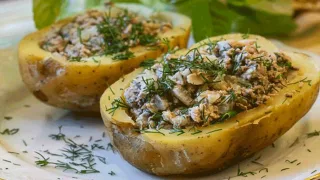 Запеченный картофель, фаршированный консервированной рыбой
