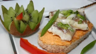 Бутерброды с хеком и икрой сельди
