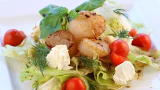 Салат с морским гребешком и зелеными овощами