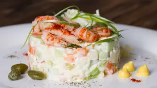 Салат оливье с раковыми шейками
