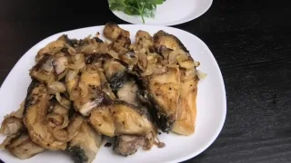 Очень вкусный жареный карп с луком.