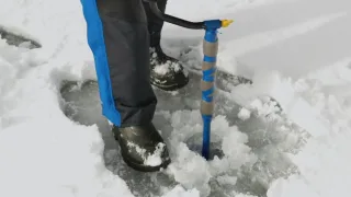Как правильно бурить лунки во льду