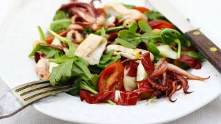 Теплый салат из кальмара с куркумой