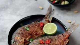Жаренные караси с битыми огурцами