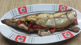 Скумбрия с помидорами, болгарским перцем и оливками