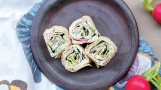 Рулетики из лаваша со скумбрией холодного копчения