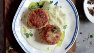Котлеты из щуки с медом и чесночным соусом