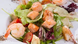 Салат из запеченной скумбрии с креветками