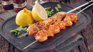Шашлык из форели в лимонном маринаде