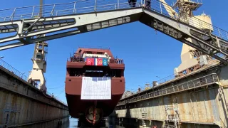 состоялся спуск на воду современного траулера с безотходной переработкой