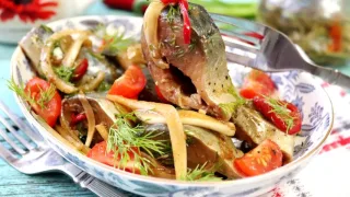 Маринованная скумбрия, не оттянешь за уши!
