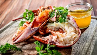 Камчатский краб отварной  с соусами и салатом  из морского винограда