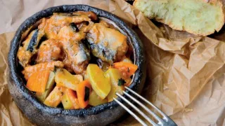Бычки с рагу из кабачков