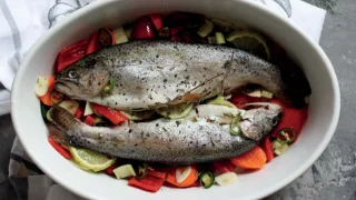 Форель, запеченная с овощами