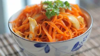 Салат из кальмаров с маринованной морковью