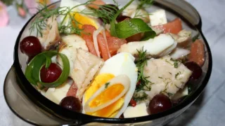 Салат из хека и помидоров с козьим сыром