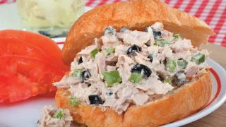 Салат с консервированным  тунцом