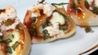 Хек - запеченный в макаронах