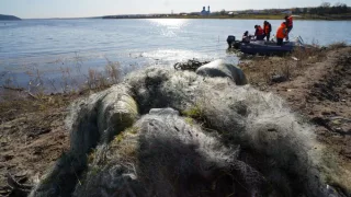 В Иркутской области водохранилище очищают от браконьерских сетей