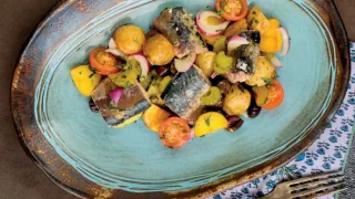 Салат со скумбрией и маринованными овощами