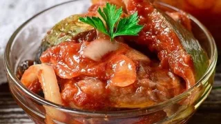Скумбрия отварная, в томатном соусе