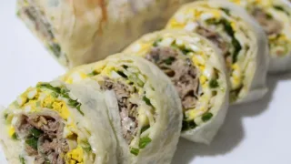 Яичный рулет с консервированной рыбой