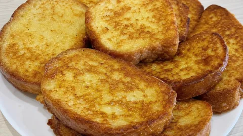 Хрустящие гренки из детства: 3 хитрости от бабушки — так вкусно, хоть жарь весь батон