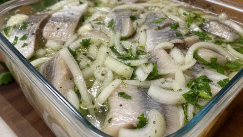 Вкусно и мега-полезно для сердца: рецепт домашней сельди в масле без химии и "заморочек"
