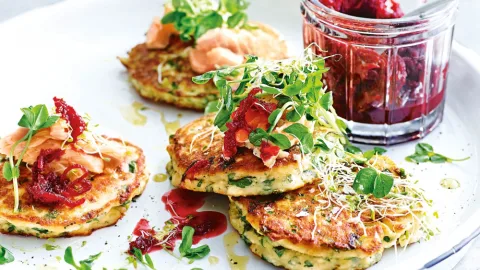 Драники с лососем и маринованным луком