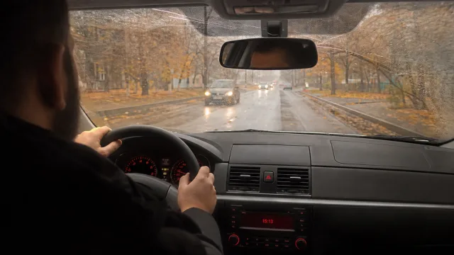 Осенью всегда держу чистый носок в бардачке: спасаюсь от грязных стекол и разводов по дедовскому методу