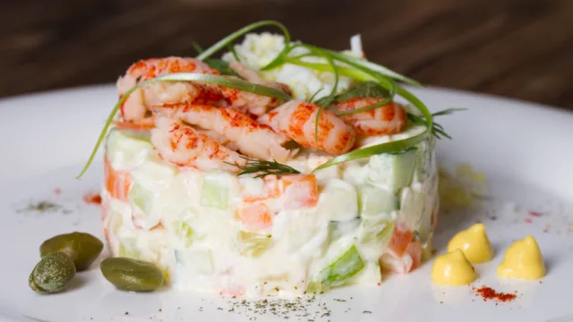 Салат оливье с раковыми шейками