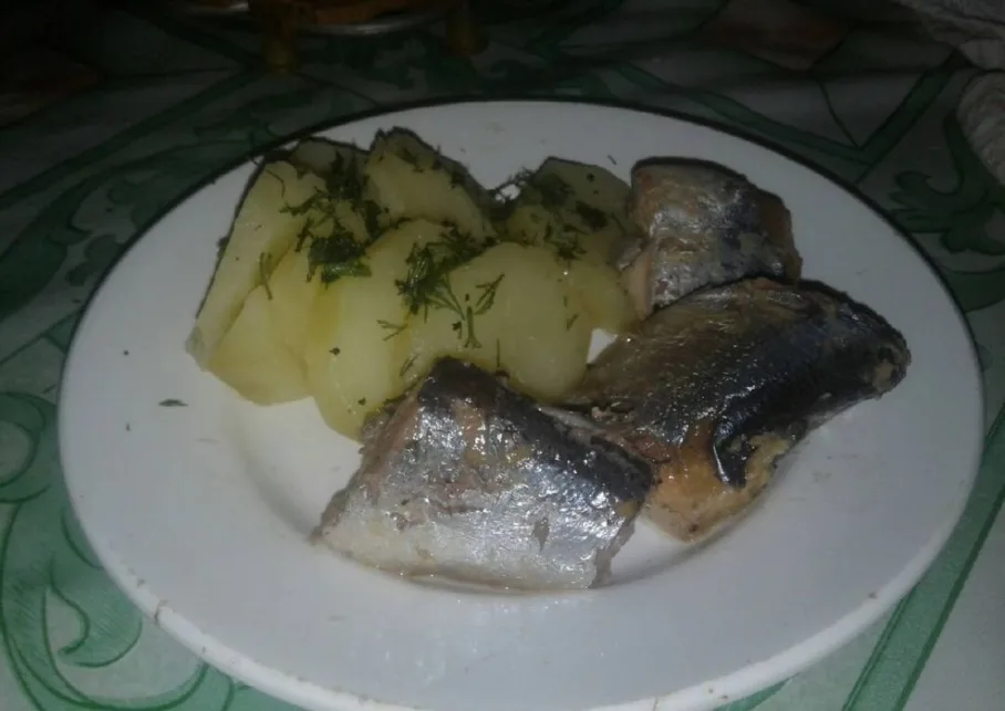 Рыбные консервы с картофелем